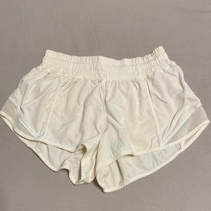 white lululemon hotty hot low-rise short 2.5”